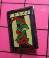 413d Pin's Pins / Beau Et Rare / THEME : MEDICAL / URGENCES HOPITAL HOMME VERT SERPENT ROUGE - Médical