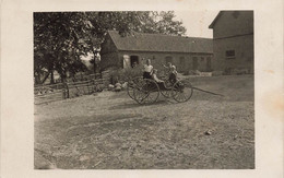 Carte-Photo - Non Située - Bauernhof  Kinder, Die Auf Einem Karren Spielen. - Sonstige & Ohne Zuordnung