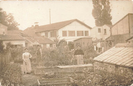 Carte-Photo - Non Située - Garten  Gartenarbeit  Familie Im Garten - Sonstige & Ohne Zuordnung