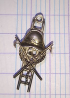 Pendentif Breloque POMPIER  ECHELLE CASQUE Argent ? Ancien Poinçons AF....  29 - Pendenti