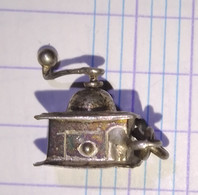 Pendentif Breloque à Système MOULIN A CAFE Et Son Manche Tourne Argent ? Ancien   Poinçons 34 - Pendenti