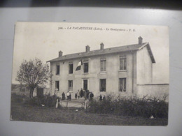 A501 . CPA.. 42. LA PACAUDIERE. (Loire). La Gendarmerie . Beau Plan Animé. Non écrite - La Pacaudiere