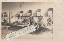 ANGERS  - Militaires Qui Posent Dans Leur Chambrée Dont   Edmond X.......      ( Carte Photo ) - Angers