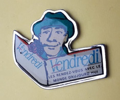 DD268 Pin's Presse Média Journal VENDREDI Les Rendez Vous Hebdo Parti Socialiste Rose Mitterrand ? Achat Immédiat - Médias