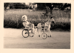 Jeux Et Jouet D'enfants * Enfant Et Son Jeu Jouet Cheval En Bois Attelage * Horse * Photo Ancienne - Jeux Et Jouets