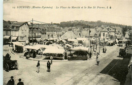 Lourdes * La Place Du Marché Et La Rue St Pierre * Marchands Foire - Lourdes