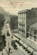 Lourdes * Le Boulevard De La Grotte Et La Basilique * Tramway Tram Attelage Diligence * Hôtel Des Ambassadeurs - Lourdes