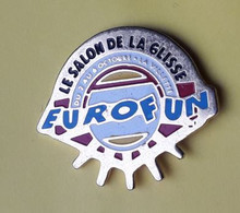 DD431 Pin's EUROFUN Le Salon De La Glisse à La Villette Paris Achat Immédiat - Ski Náutico