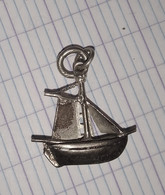 Pendentif Breloque VOILIER M T Gravés Sur La Voile Argent ?  PAS De Poinçon 52 - Pendenti