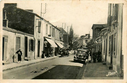 La Bernerie * La Rue De La Mer , Vers Le Centre * Automobile Voiture Ancienne - La Bernerie-en-Retz