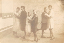 CPA 62 BERCK SUR MER CARTE PHOTO SANATORIUM DE L'OISE SUR LE BALCON ( Noms Des Filles Au Verso - Berck