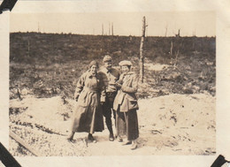Photo Mai 1919 VERDUN - Au Mort-Homme (Toter Mann, Dead Man's Hill), Infirmières Et Soldat Américain (A234, Ww1, Wk 1) - Verdun