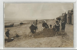 14 Calvados Courseulles Sur Mer Scène De Plage Femme Normande En Coiffe Devant Cabines De Bains Carte Photo 1911 - Courseulles-sur-Mer