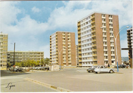 LES MUREAUX. La Place De La Gare Et Les Nouveaux Immeubles. Voitures : Citroën DS - 2 Chevaux - Les Mureaux