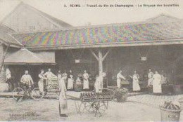 (51) REIMS . TRAVAIL DU VIN DE CHAMPAGNE . Le Rinçage Des Bouteilles - Reims