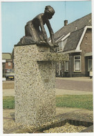 Rijssen - 'Aan De Was Op De Weyerd' Standbeeld Wasvrouw - (Overijssel, Nederland / Holland) - 9265: - RENAULT 5 - Rijssen