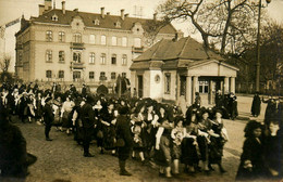 Colmar * Carte Photo * Jour De Fête Ou Défilé Devant Le Bureau De L'octroi Et Hôtel National * Petites Alsaciennes - Colmar