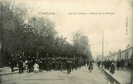 Cherbourg * La Rue De L'abbaye * Retour De La Musique * Défilé Militaire * Militaria - Cherbourg