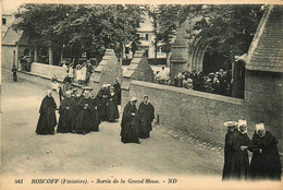 Roscoff * La Sortie De La Grand Messe * Femmes En Coiffe * Coiffes Bretonnes - Roscoff