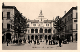 Vienne * La Place De L'hôtel De Ville * Villageois - Vienne