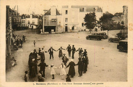 Sarzeau * Une Noce Bretonne Dansant Une Gavotte * Folklore Local Fête * Automobile Voiture Ancienne - Sarzeau