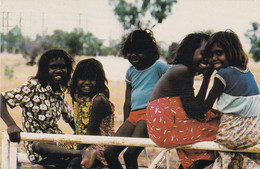 AUSTRALIE.  ABORIGINAL CHILDREN  PHOTOGRAPHED BY DENNIS SCHULZA. ANNEE 1983 +TEXTE - Aborigenes