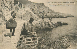 La Pointe Du Raz - Le Port De Bestrée - Préparatifs Pour La Pêche Aux Langoustes - Pêcheurs Casiers - La Pointe Du Raz