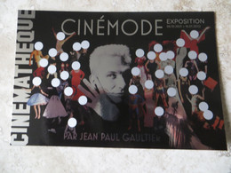 CPM Couturier JEAN PAUL GAULTIER - Exposition Ciné Mode à La Cinémathèque De Paris Bercy - Carte Métallisée 17/11 Cm - Moda