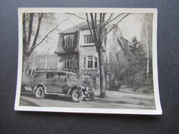 Echtfoto Um 1940 Auto / Fahrzeug / Militärfahrzeug Der Wehrmacht ?! / Geländewagen Vor Einer Stadtvilla - Cars