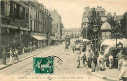 Troyes * La Rue De La République Et Le Café Du Point Central * Bar Buvette * Commerces Magasins - Troyes