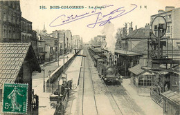 Bois Colombes * Vue Sur La Gare De La Commune * Train Locomotive * Ligne Chemin De Fer * Passage à Niveau - Colombes