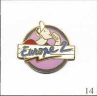 Pin's Média - Radio / Europe 2 - Version Cercle Violet Foncé Et Fond Mauve. Diamètre : 23 Mm. Non Est. EGF. T858-14 - Parfums