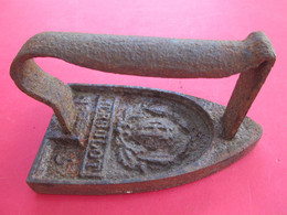 FER A REPASSER ANCIEN HERBULOT - Outils Anciens