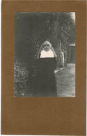 Oude Foto Old Photo Sister Nun NON KLOOSTERLINGE ZUSTER SOEUR RELIGIEUSE 1915 (In Zeer Goede Staat) - Iglesias Y Las Madonnas