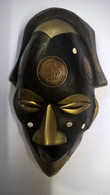 Petit Masque Africain Incrusté De Coquillages Et De Pièces De Monnaies - Cameroun Circa 1945 - Exonumia - Unclassified