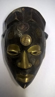 Petit Masque Africain Incrusté De Pièces De Monnaies - Cameroun Circa 1945 - Exonumia - Zonder Classificatie