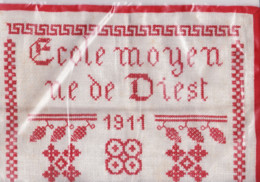 DIEST 1911 - Ecole Moyenne - Travail Au Point De Croix ( 25 X 31 Cm ) Couture,...(b295) - Stickarbeiten