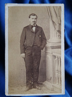 Photo CDV Sarrault à Constantine  Homme  Barbichette Main Dans La Poche De Son Pantalon  Sec. Empire  CA 1860-65 - L574B - Alte (vor 1900)