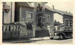 Automobile Devant Maisons - Femmes Au Balcon  PHOTO 11 X 7 Cm - Auto's