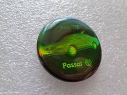 PIN'S    VOLKSWAGEN    PASSAT    Aaa 96   Pin's  Holographique - Volkswagen