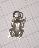 Pendentif Breloque GRENOUILLE  SUR UNE ECHELLE Argent ?  Poinçons 81 - Pendentifs