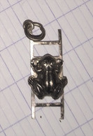 Pendentif Breloque GRENOUILLE  SUR UNE ECHELLE Argent ?  Pas De Poinçon 82 - Anhänger