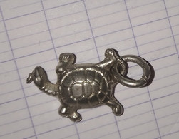 Pendentif Breloque  TORTUE LONG COU GIRAFE MANGEANT  Argent ?  PAS DE Poinçon 88 - Anhänger