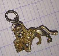 Pendentif Breloque  LION EN METAL DORE E Argent ?  PAS DE Poinçon 86 - Pendentifs