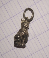 Pendentif Breloque  CHAT ASSIS Argent ?  Poinçons 84 - Pendentifs