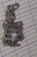 Pendentif Breloque OURS Avec Un Panneau : Weib Argere  Mich Nicht Argent ?   Poinçons 77 - Pendentifs