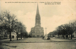 St Philbert De Grand Lieu * La Place De L'église Et Le Monument Aux Morts - Saint-Philbert-de-Grand-Lieu