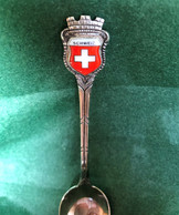 Cuillère Ancienne De Collection En Métal Argenté  Souvenir De SUISSE - SCHWEIZ  Blason émaillé,   10.5 Cm - Obj. 'Herinnering Van'