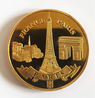 Magnet. Médaille Souvenir Et Patrimoine. Doré Or Fin. Paris Les 3 Monuments Tour Eiffel - Autres & Non Classés