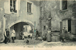 Noyers * Une Petite Rue D'un Vieux Coin Du Village * Villageois * Le Puits - Noyers Sur Serein